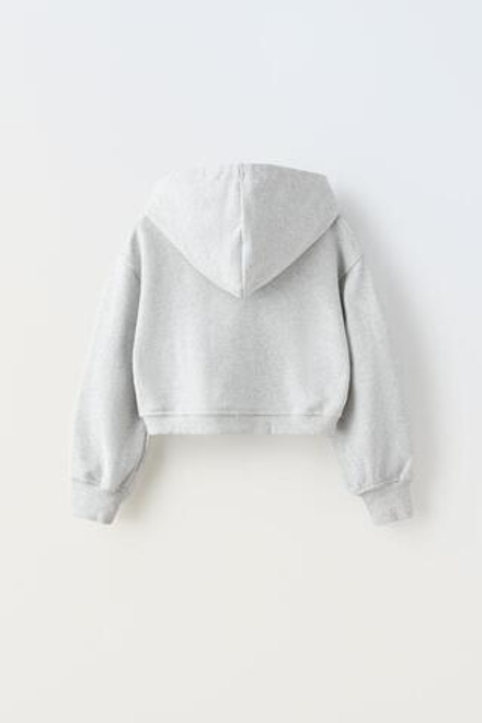 ZARA УКОРОЧЕННОЕ ХУДИ С ВЫШИТОЙ НАДПИСЬЮ, СЕРЫЙ С МЕЛАНЖЕВЫМ ЭФФЕКТОМ