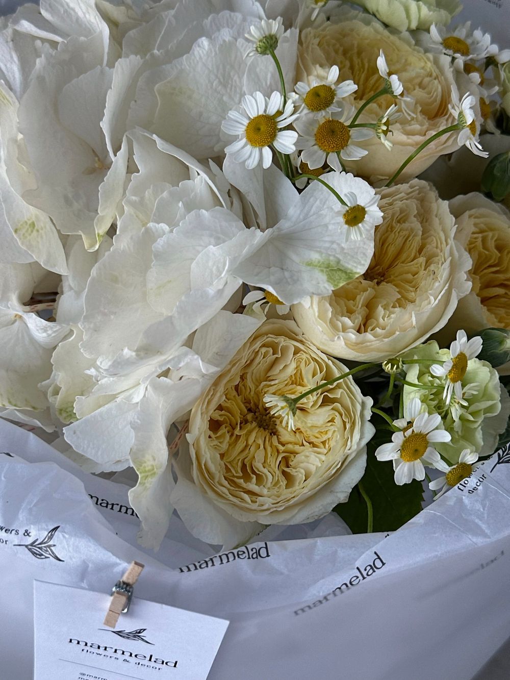 Букет сборный из кустовых пионовидных роз, диантусов, гортензии и ромашек