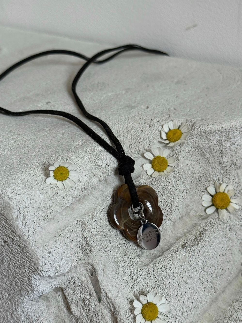 Подвеска цветочек в коричневом цвете