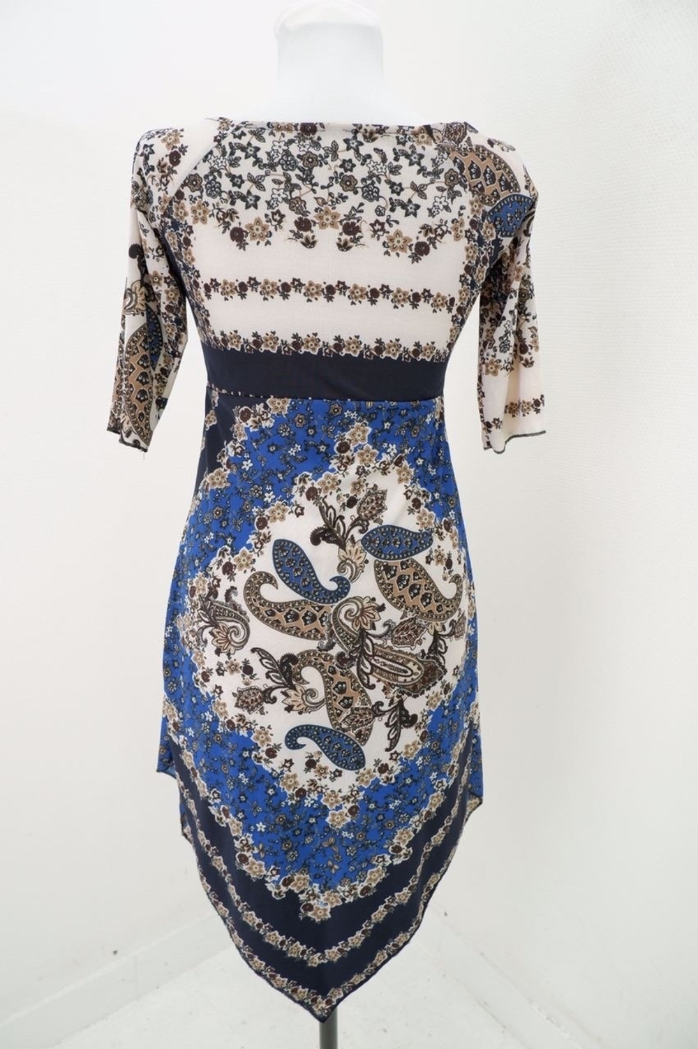 Платье с глубоким декольте 42 размер