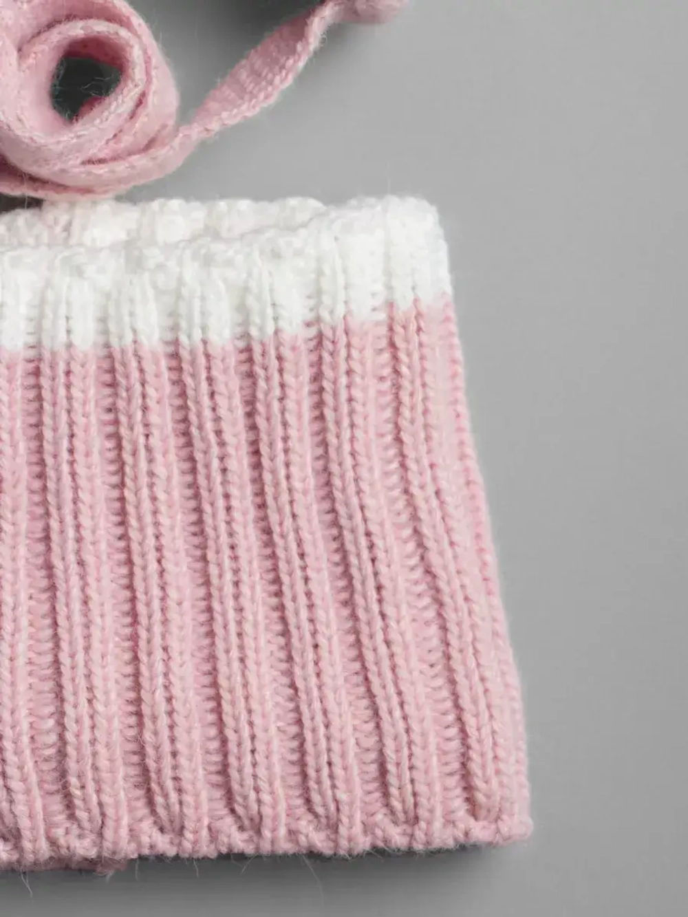 Шапка зимняя для девочки со снудом и помпонами