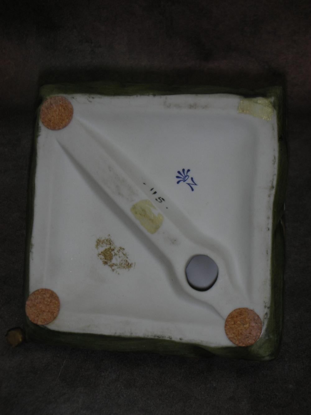 Статуэтка. Фарфор. Такса на зеленой подушке. Capodimonte. Италия