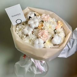 Букет с розой Шармант , кустовой хризантемой , диантусами и хлопком 301020251