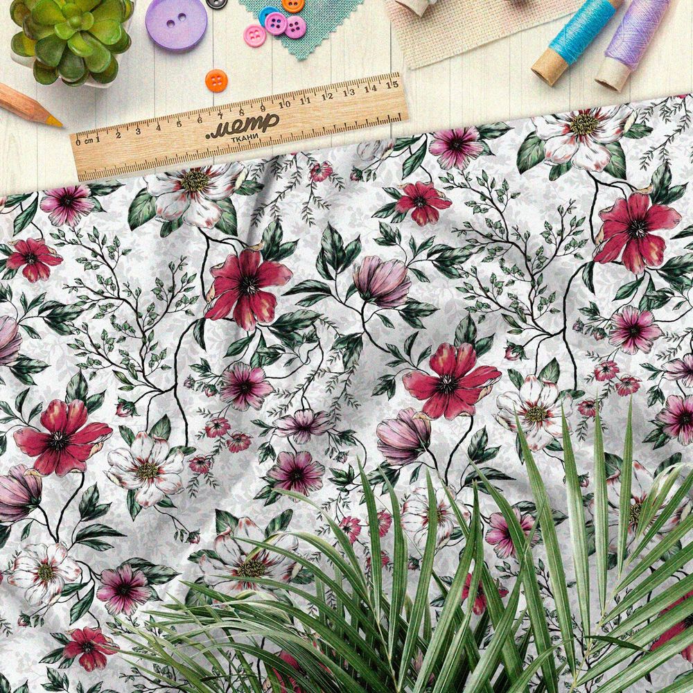 Ткань бязь яркие цветы и листья с контуром на белом фоне