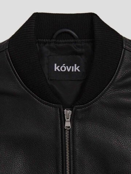 Черный кожаный бомбер oversize