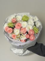 Букет из кустовых пионовидных роз, ромашки, хризантемы и диантусов