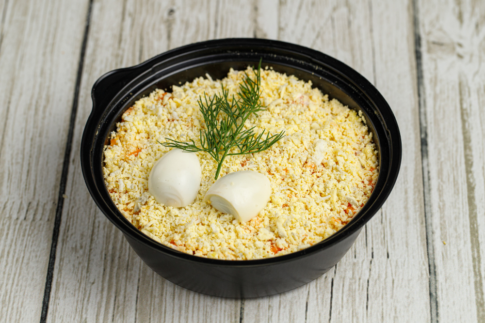 Салат «Мимоза» банкетный 500 гр. с рисом или картофелем на выбор