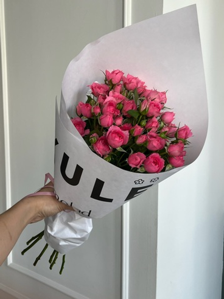 Кулек из кустовых роз