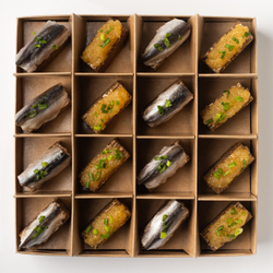 Бокс канапе Бородинский Наполеон с рийетом из скумбрии и икрой