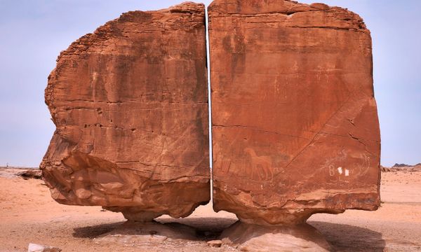Природные чудеса мира. Каменный пазл, который не могут собрать учёные: скала Аль-Наслаа.