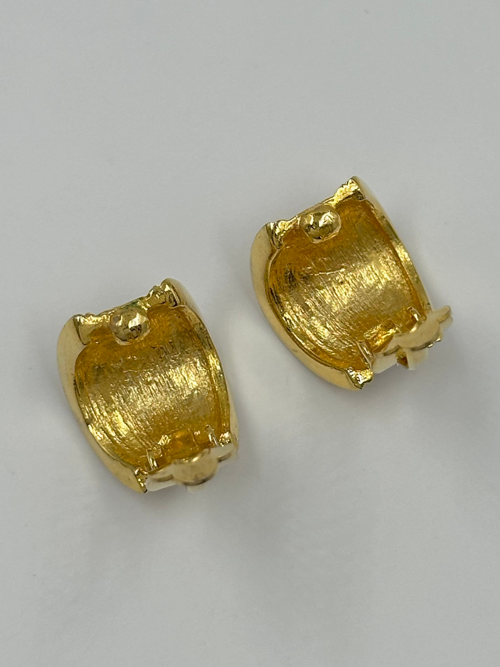 Клипсы с кремовой и синей эмалью