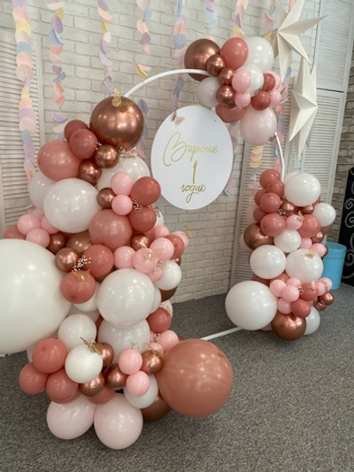 Фотозона на полукруглом каркасе