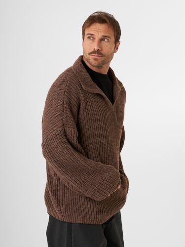 Шоколадный свитер крупной вязки QWE