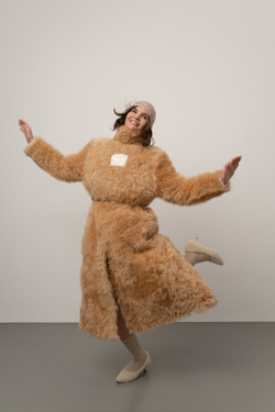 Длинная бежевая шуба