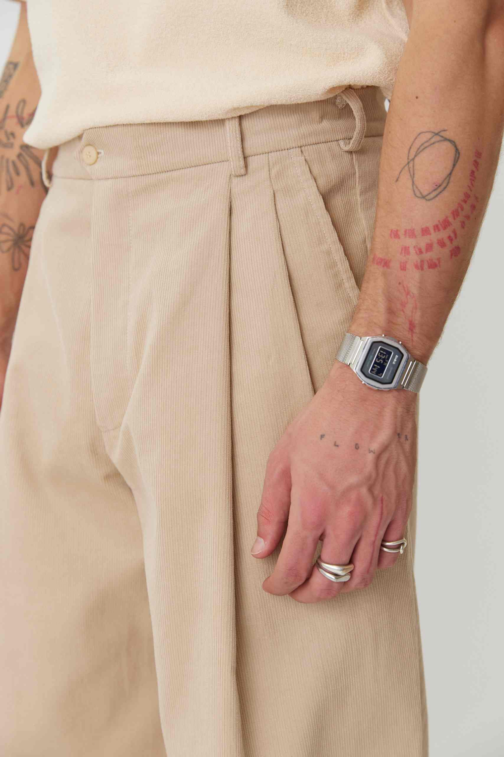 Брюки мужские со складками из бежевого вельвета