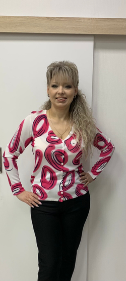 Нарядный блузон с цветными принтами