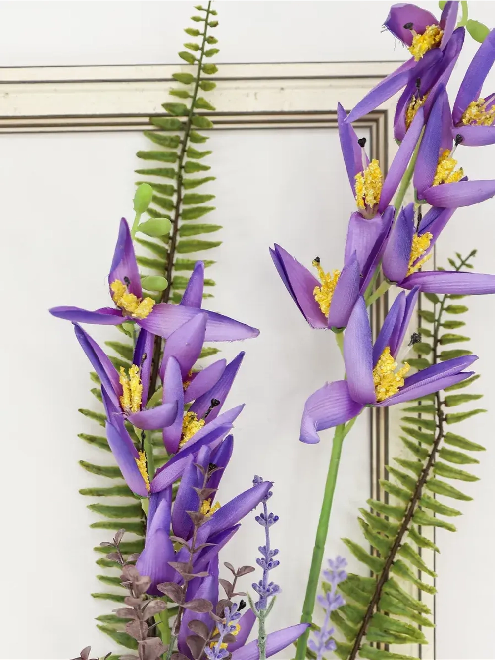 Искусственные цветы для декора стен