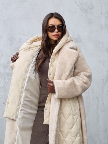 Бежевый комбинированный пуховик с капюшоном и поясом