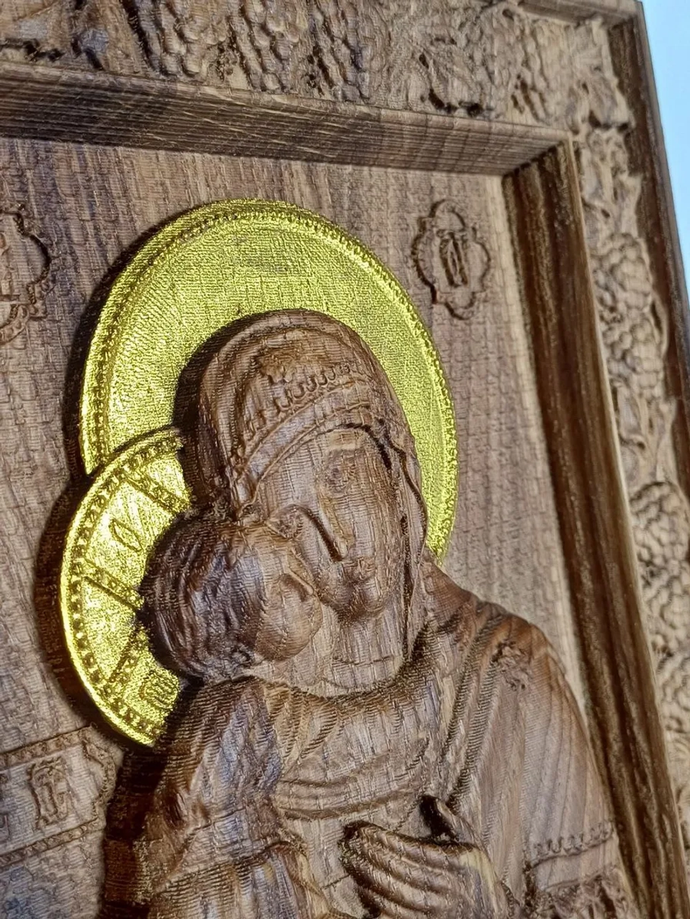Освященная Владимирская икона Божией Матери из дуба резная