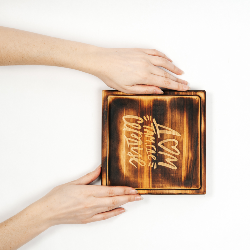 Деревянная менажница из кедра для подачи блюд и закусок "Дом там где сердце"