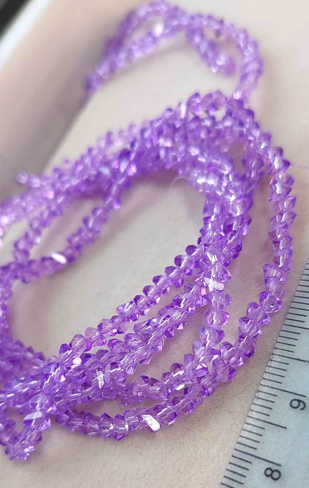 ХТР4-сир Стекло граненое треугольник 4*3мм, светло-сиреневый, нить 38см