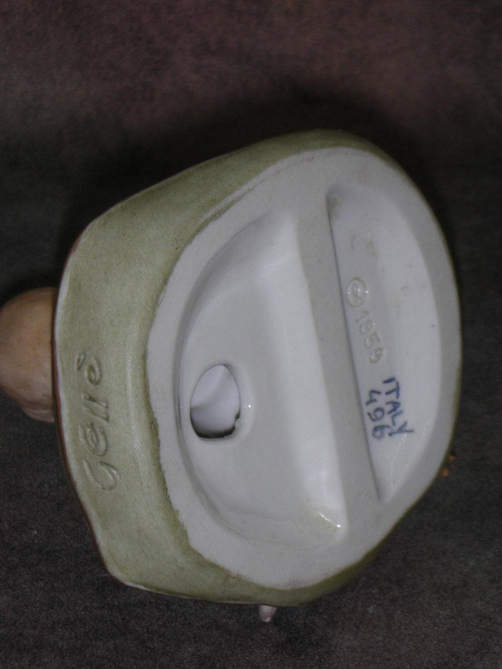 Статуэтка. Фарфор. Малыш с таксой на подушке. Capodimonte. Италия