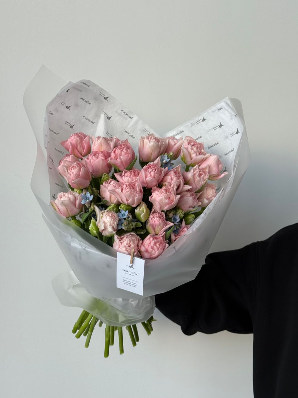 Букет из 27 розовых пионовидных тюльпанов и голубого оксипеталума