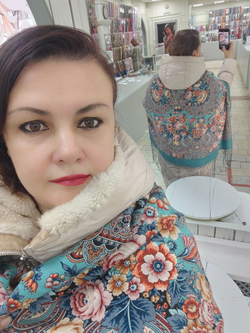 Платок из уплотненной шерстяной ткани с шелковой бахромой