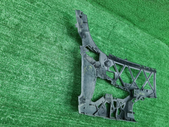 Кронштейн переднего бампера лев. BMW 3er G20 18-22