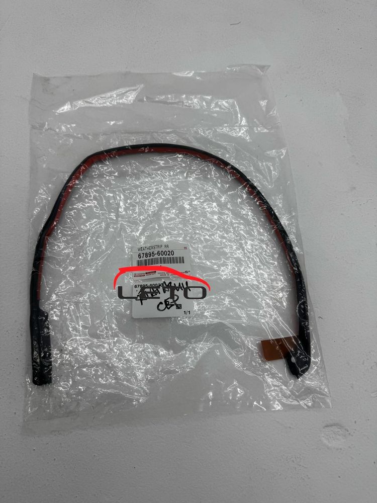 Уплотнитель двери (RH) 67895-60020 6789560020