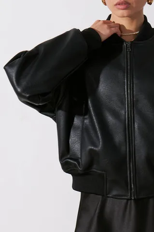 Бомбер из экокожи черного цвета