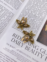 Накладка на пуговицу золотистая бронза "Жук" со стразами