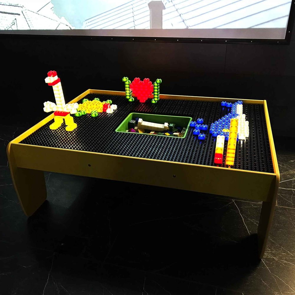 Интерактивный стол со светящимся конструктором