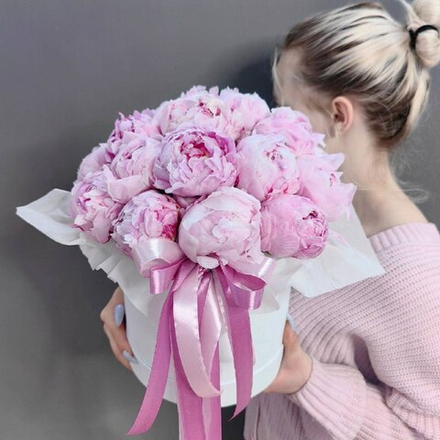 Шляпная коробка с 19 пионами сорта "Сара Бернар"