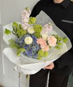 Букет сборный из гортензии, вибурнума, хелеборуса, диантусов и хризантемы