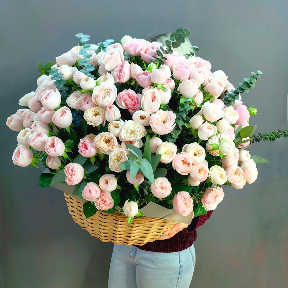 Корзина с кустовыми пионовидными розами "Mansfield Park"