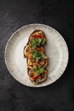 Брускетта с хумусом и овощами