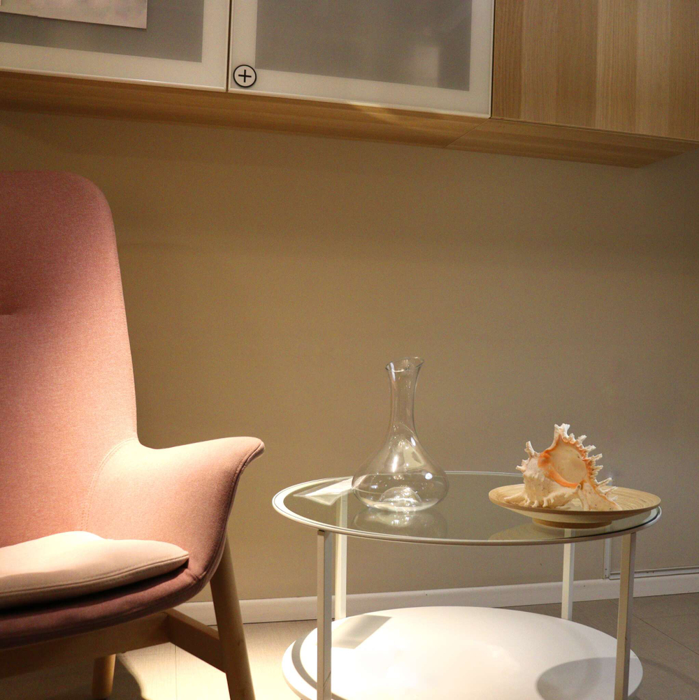 Морская раковина Мурекс ветвистый в интерьере светлой гостиной