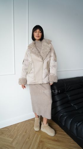 Бежевый пуховик с воротником из овечьей шерсти