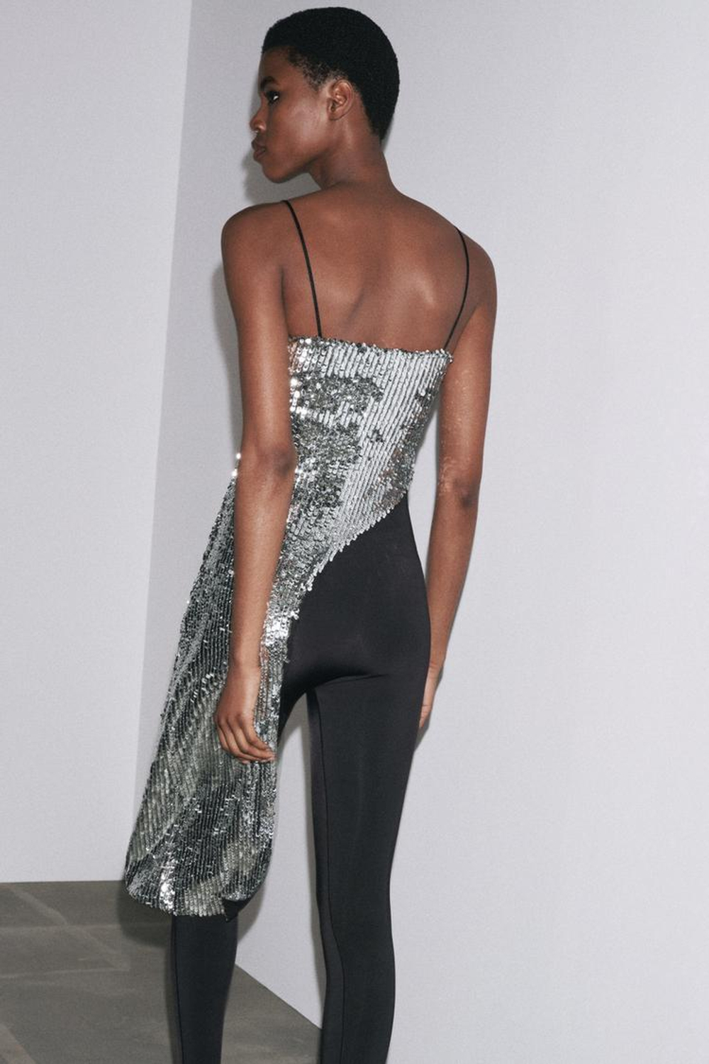 ZARA ТОП АСИММЕТРИЧНОГО КРОЯ С ПАЙЕТКАМИ, СЕРЕБРИСТЫЙ