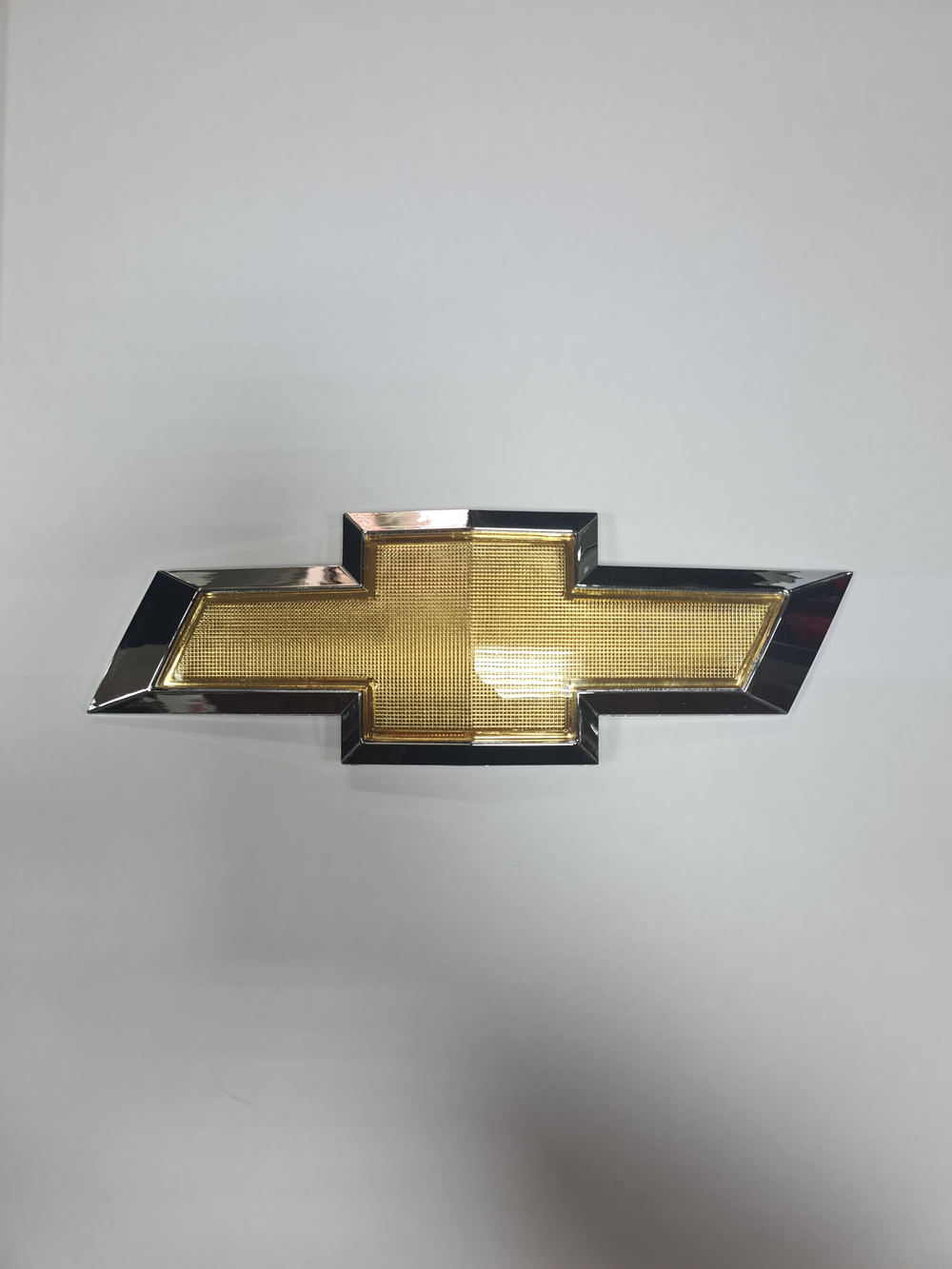 Эмблема передняя Шевроле Кобальт желтая