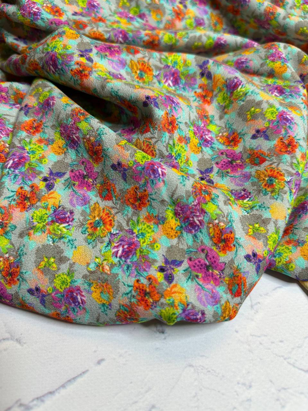 Плательно-блузочная креповая вискоза (100%вискоза, Жемчужный серый фон/цветочный калейдоскоп, 146, 140 гр/м2)