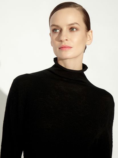 Женский свитер черного цвета из 100% шерсти - фото 3