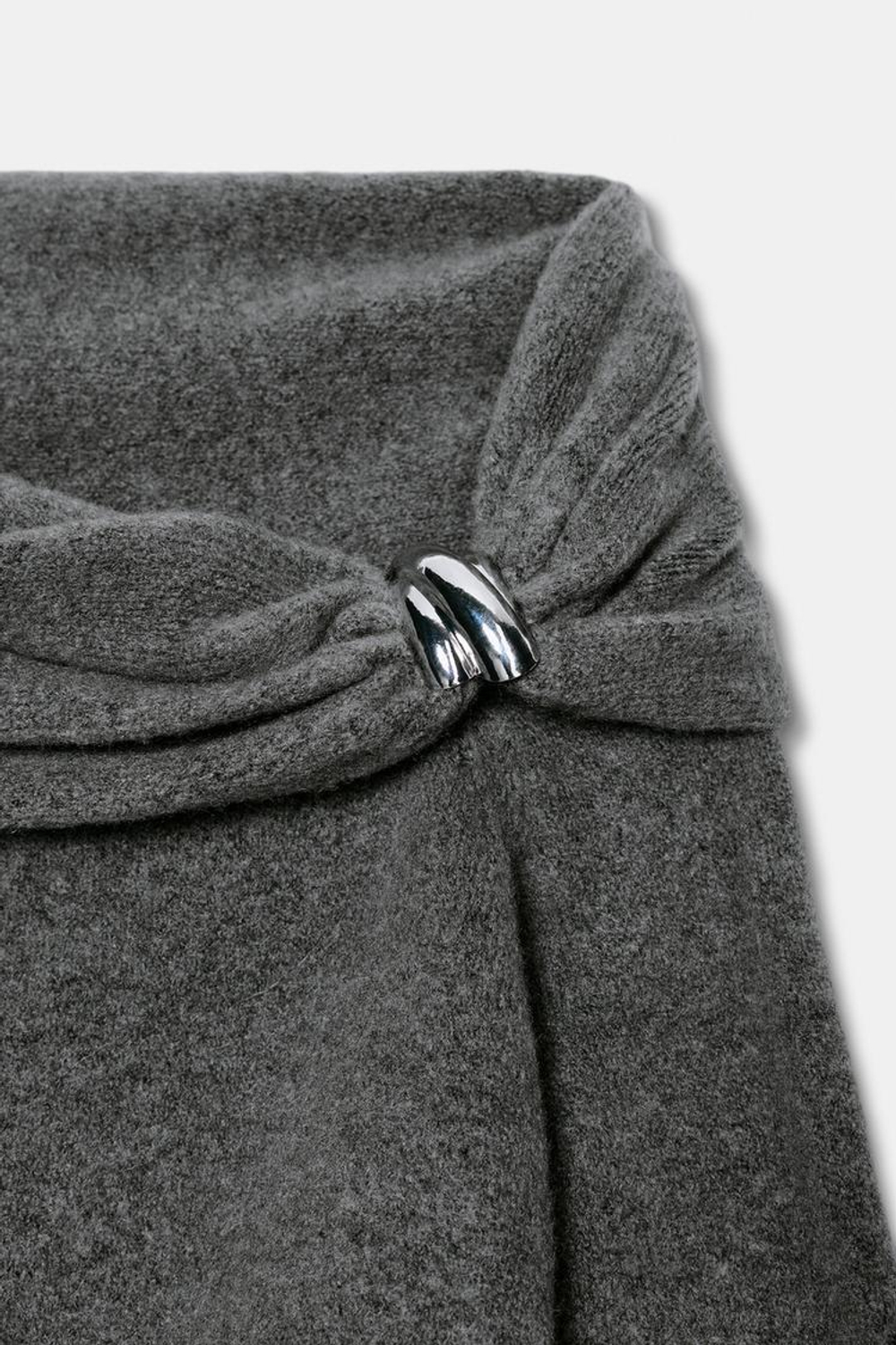 ZARA СВИТЕР С ОТКРЫТЫМИ ПЛЕЧАМИ И МЕТАЛЛИЧЕСКОЙ ДЕТАЛЬЮ, ЖЕМЧУЖНО-СЕРЫЙ