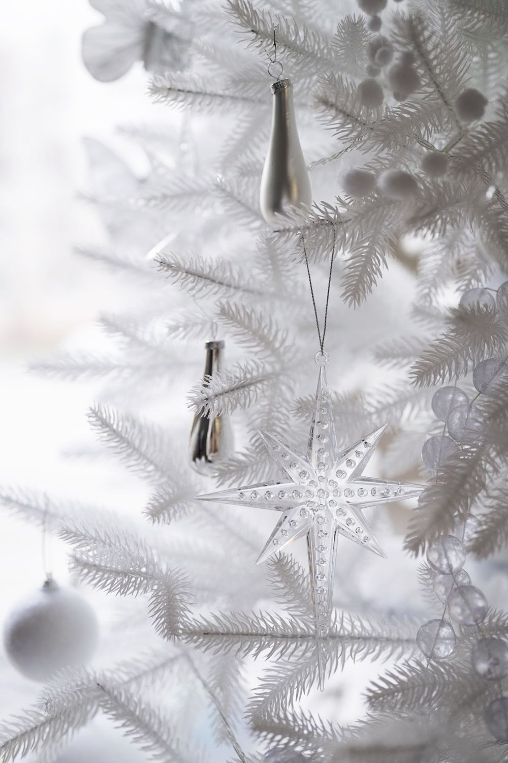 Белая елка «Хрустальная» (Литая хвоя прозрачно-белая) 150 см / 1,5 м