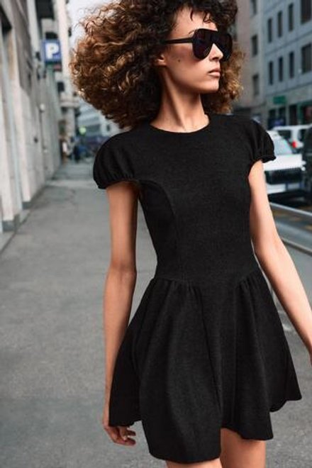 ZARA ПЛАТЬЕ ИЗ БУКЛЕ С ОБЪЕМНЫМИ РУКАВАМИ, ЧЕРНЫЙ