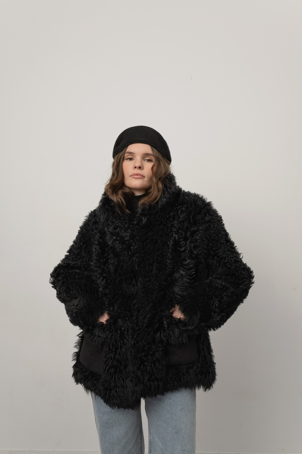 Чёрная шуба с накладными карманами