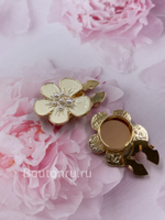Накладка на пуговицу золотистая с лимонной (бежевой) эмалью в форме цветка с жемчугом (клипса)
