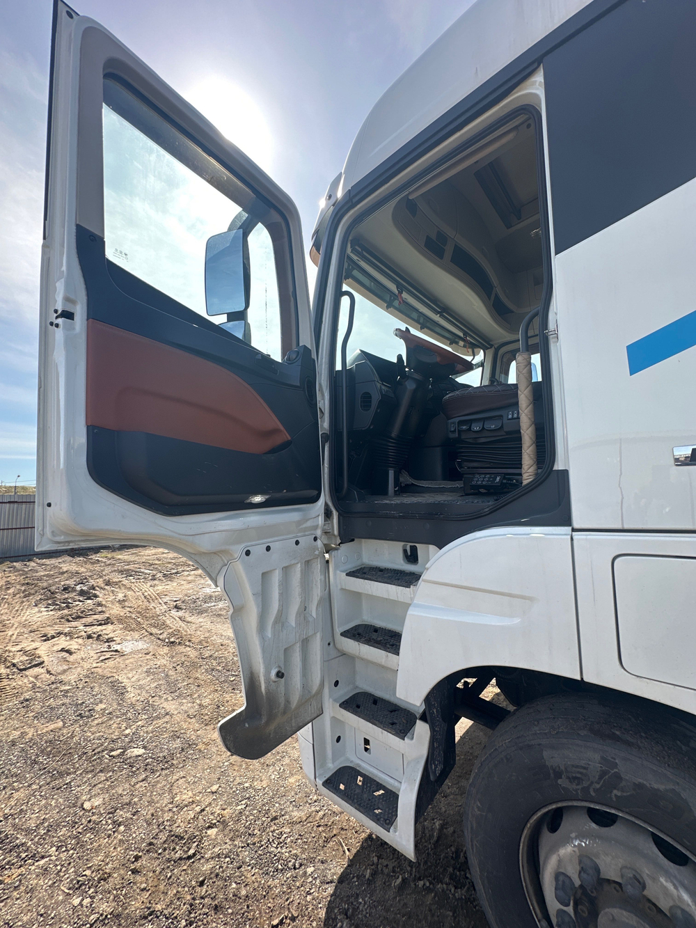 Foton AUMAN 4x2 Седельный тягач BJ4189SLFKA (Дизельный, 11,8 л, 470 л.с. АТ)