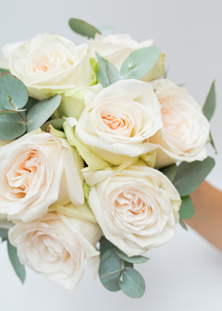 Букет невесты из нежных роз и эвкалиптом